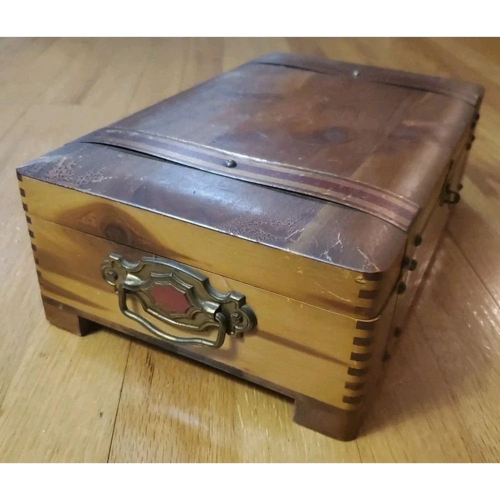 Distressed Vintage Cedar‎ Box Treasure Chest Hinged Lid Mirror Footed Lockable